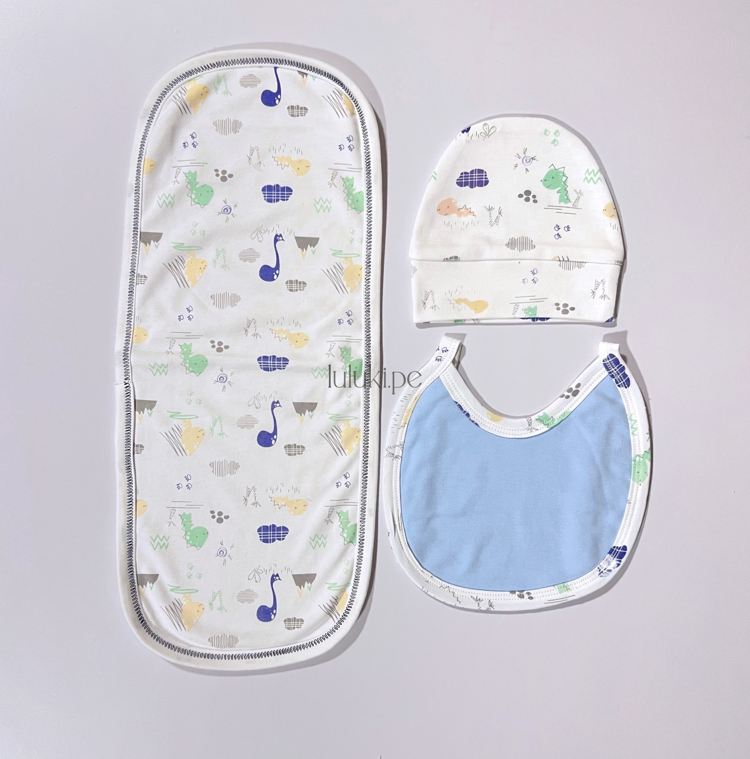 luluki-set-de-gorro-babero-y-hombrera-estampada-dino-azul